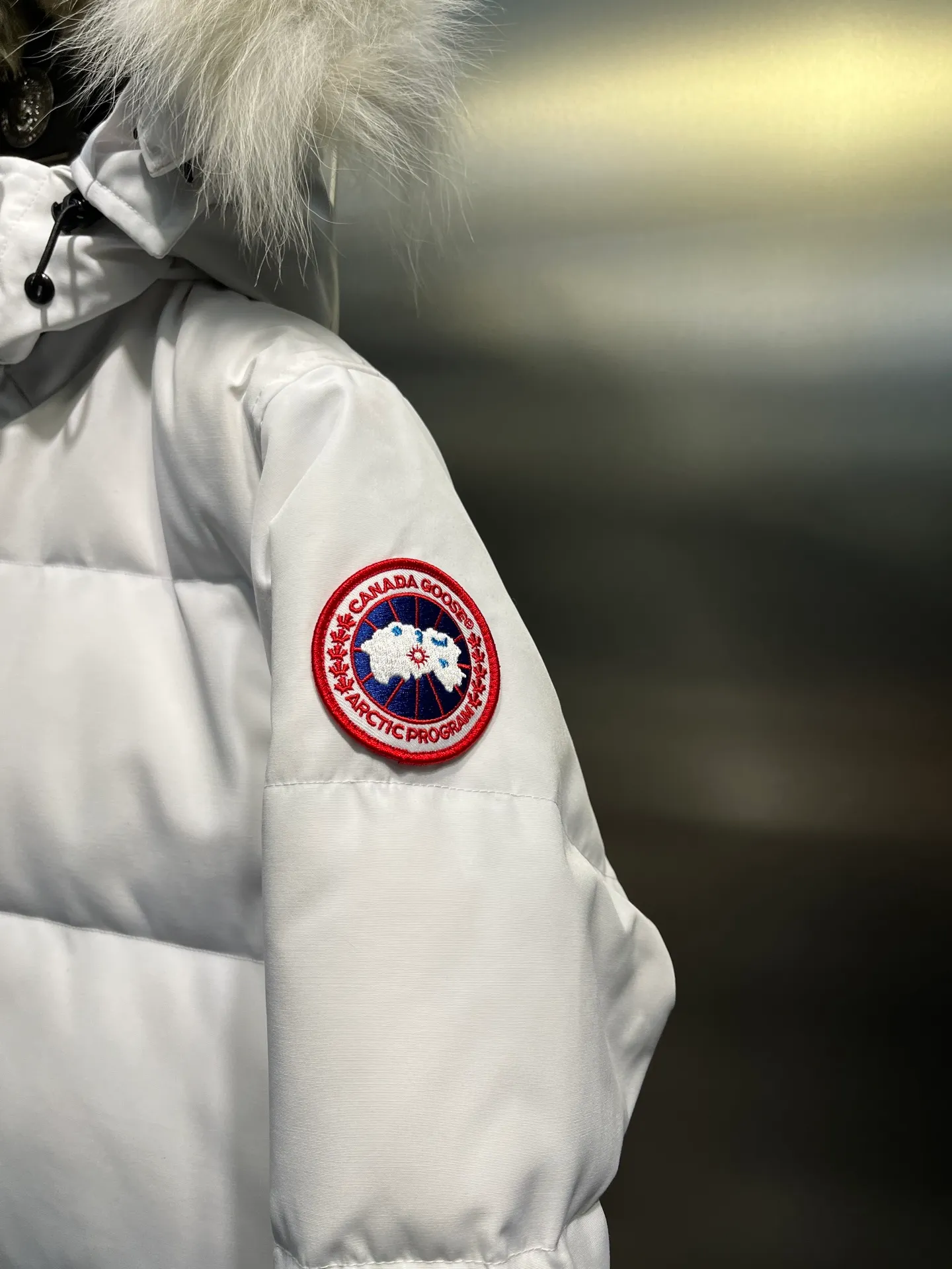 P860 Canada Goose Canada # Expedition04 Parker, a treasure of Canadian origin! Limited supply worldwide! Canada Goose Model 04 is a top-notch couple model, polar cold-proof outdoor series fur collar detachable hooded parka down jacket, the first Goose in 2024. I hope my partners like the top quality, and I hope everyone can evaluate it together! The most popular cool items of the Big Goose family in 2024 are online. The same popular product of Yi Yang Qianxi is said to be a joint limited edition Big Goose that cannot be bought in autumn and winter. If you dislike the sameness of the Big Goose in the past, then this model will definitely give you a different experience! This year's most powerful couple's collection for autumn and winter is online, a top-notch luxurious ready-to-wear style, paired with an outdoor warm down jacket with great style and charm! The most standard and classic items of the Daye family in the past two years are equipped with unique reflective stripes for embellishment, which further shows the high-end fashion performance effect. With the embellishment of hardware buckles, it has excellent performance effect. The upper body is clean, simple and elegant, even for urban leisure. It is suitable for various occasions. Designed with large pockets, this model has a large capacity and is equipped with reflective stripes, making it safer at night. It is suitable for various adventure activities. It is made of windproof and waterproof technical materials. The interior is filled with full white duck down, which is absolutely cold-proof and warm. It also has a stand-up collar design and fine fluff at the collar, with meticulous attention to detail! The charm of this model is also more spiritual, and the upper body has more temperament and specifications. It perfectly shows the ultra-high standard of fashionable performance of this model, integrating outdoor and life, and you can even create high-street wear! The most pinnacle limited-edition goose that we have presented so far, both in terms of design and detailed materials, it is completely outstanding. The grand and evergreen version design is matched with cool reflective elements. The overall appearance can be said to be quite high, and it has that kind of powerful outdoor performance! It combines high-end casual attributes with high-street style. It is high-grade, domineering, warm, and beautiful. The visibility of the upper body is quite strong, and the configuration of the owl element is highly brand-recognizable. It fully complements the overall brand performance and visual effects, and also has the high-end sense of fashion and fashionable performance. It is a must-buy product because it is the most awesome down brand on the planet and one of Canada's three national treasure brands. It is also a sentimental down luxury brand. In the field of polar cold-proof clothing, Goose has made an irreplaceable contribution... Size: xs s m l xl